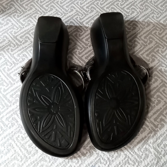 Coconuts flip flop sander pewter 8 medium silver 3"heel floral design on strap - Picture 2 of 9